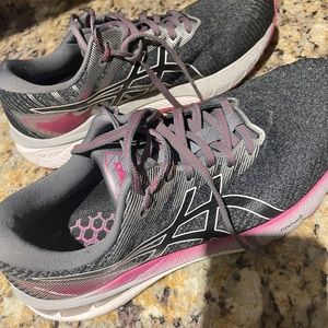 ASICS Women's  GT-2000 size 9
